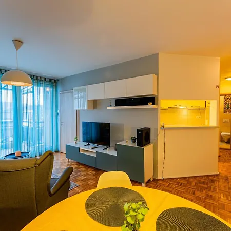 Flexible Selfcheckins 111 - - Parking - 2 Bedrooms - Loggia Apartment *